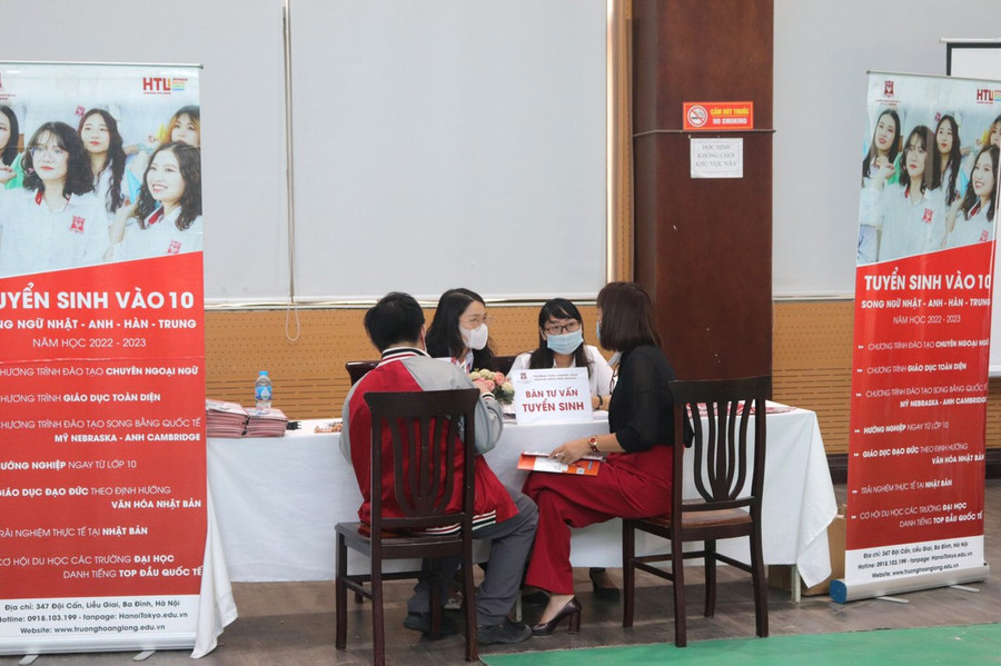 Trường THPT Hoàng Long tư vấn hướng nghiệp cho học sinh THCS.