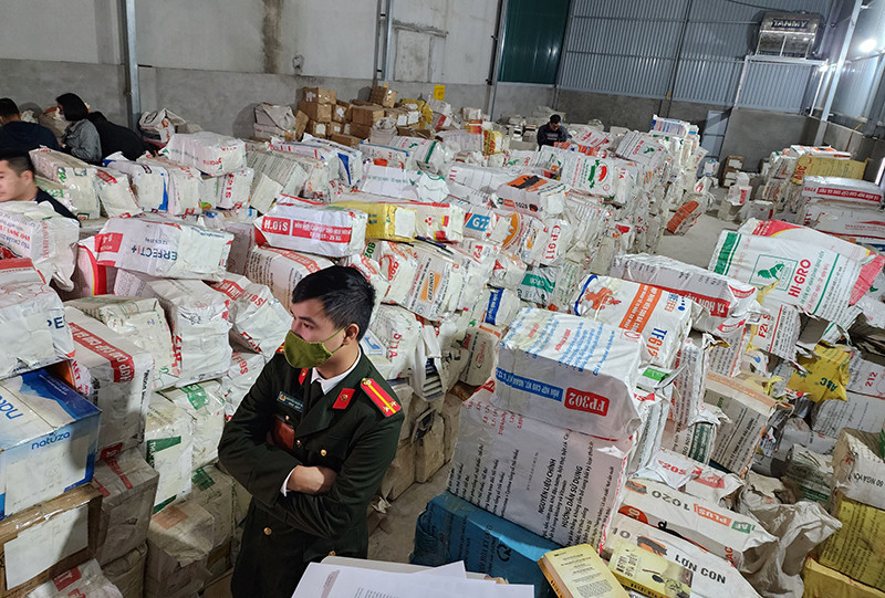 Cơ quan chức năng kiểm tra kho sách giả. Cơ quan chức năng kiểm tra kho sách giả.