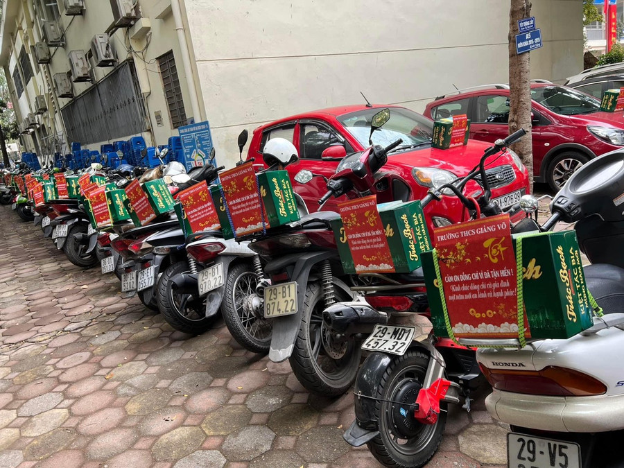 Phần quà được Ban giám hiệu trường THCS Giảng Võ chuẩn bị cho giáo viên dịp Tết. Phần quà được Ban giám hiệu trường THCS Giảng Võ chuẩn bị cho giáo viên dịp Tết.