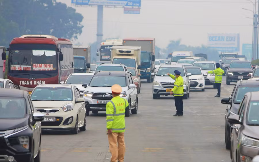 Tuyến đường cao tốc nút giao được lực lượng chức năng tăng cường phân luồng, điều tiết giao thông.