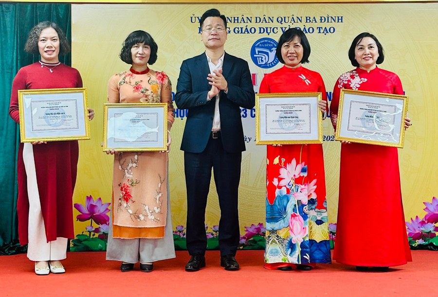 Ông Lê Đức Thuận, Trưởng phòng GD-ĐT quận Ba Đình trao thưởng cho tập thể có thành tích trong hội thi giáo viên giỏi cấp quận năm học 2022 - 2023. Ông Lê Đức Thuận, Trưởng phòng GD-ĐT quận Ba Đình trao thưởng cho tập thể có thành tích trong hội thi giáo viên giỏi cấp quận năm học 2022 - 2023.