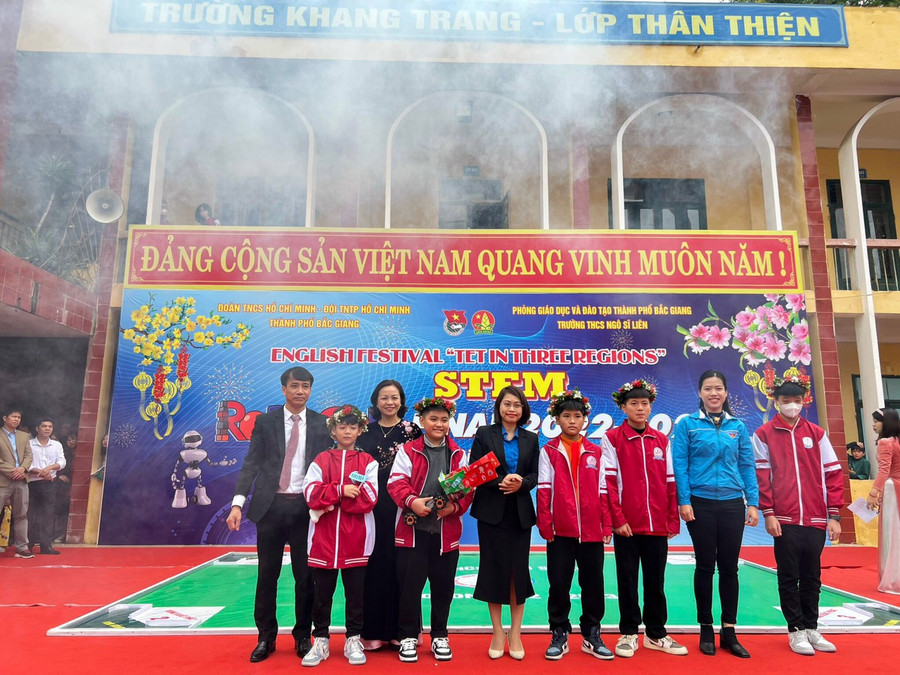 Ban tổ chức tặng hoa và chúc mừng các đội thi. Ban tổ chức tặng hoa và chúc mừng các đội thi.