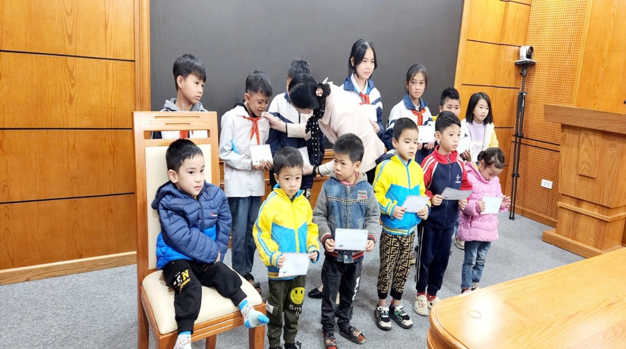 Bà Đỗ Thị Hương- Trưởng phòng GD&amp;ĐT huyện Việt Yên tặng quà và ân cần động viên học sinh có hoàn cảnh khó khăn.