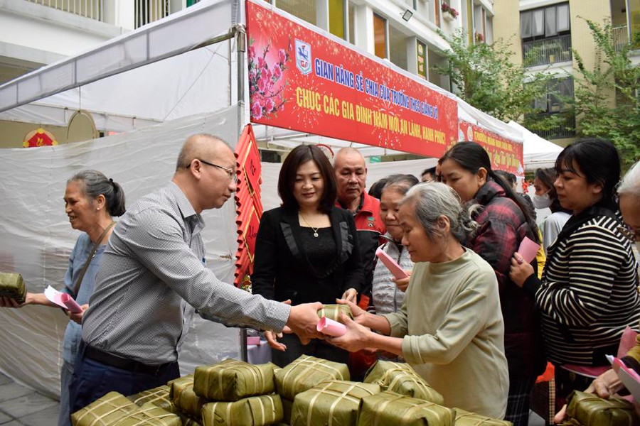 Lãnh đạo phường Giảng Võ trao quà cho người dân tại gian hàng 0 đồng.