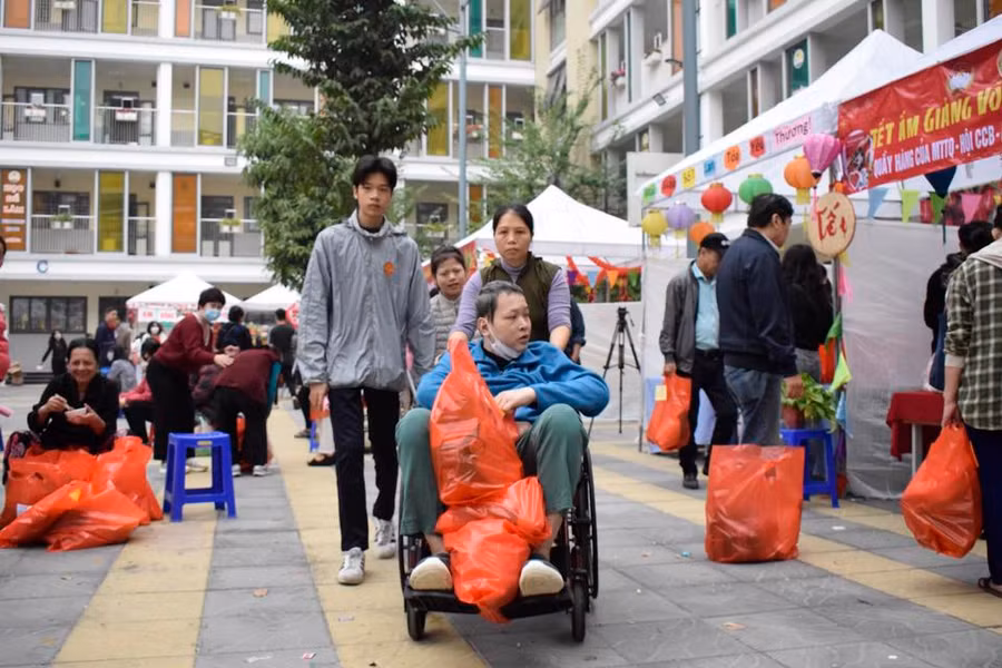 Người dân đón nhận những phần quà tại "Gian hàng 0 đồng".