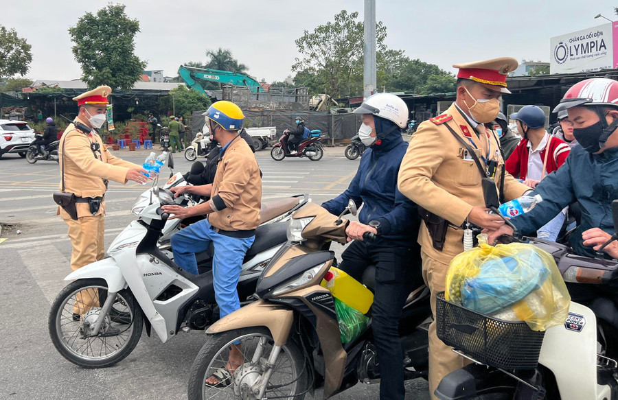 CSGT Đội 5 tặng nước uống cho người dân về quê đón Tết. CSGT Đội 5 tặng nước uống cho người dân về quê đón Tết.