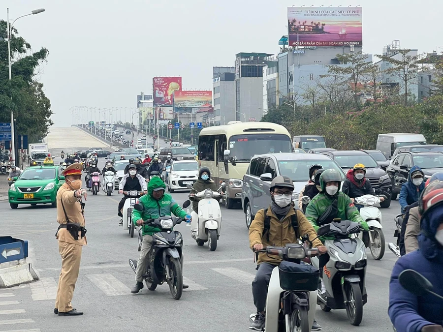 CSGT Thủ đô phân luồng, hỗ trợ người dân di chuyển về quê đón Tết.