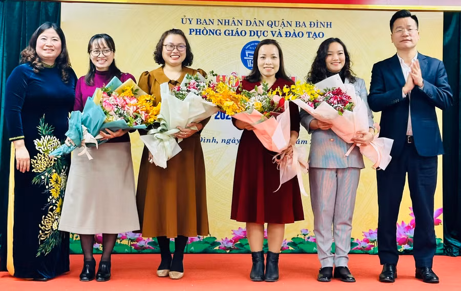 Lãnh đạo Phòng GD&amp;ĐT quận Ba Đình tặng hoa chúc mừng 4 tân Phó Hiệu trưởng mới được bổ nhiệm.