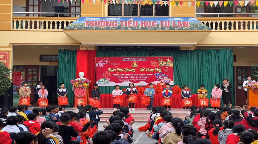Trường Tiểu học Tự Lan tổ chức trao tặng quà Tết cho học sinh nghèo.