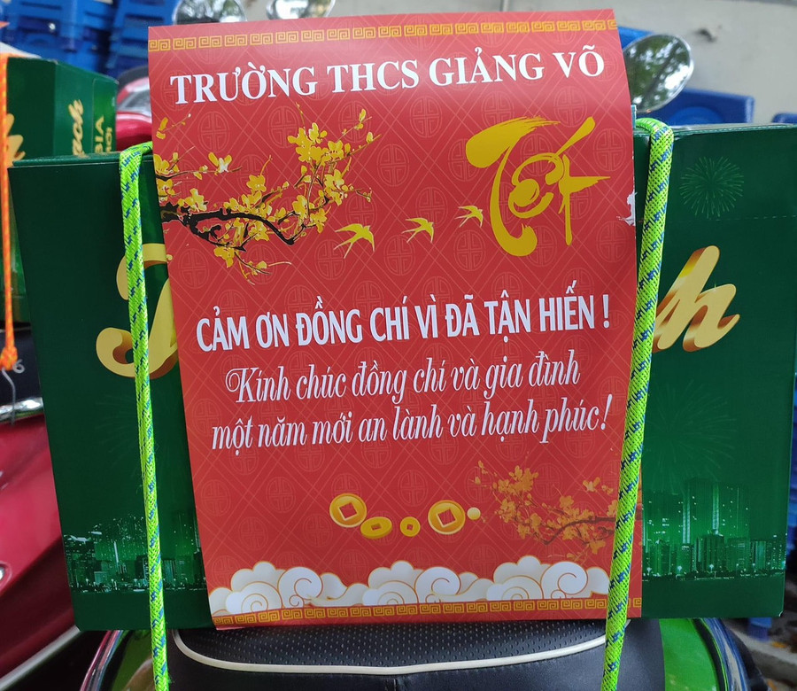 Lời chúc Tết và phần quà trên yên xe của mỗi giáo viên được Ban giám hiệu trường THCS Giảng Võ chuẩn bị. Lời chúc Tết và phần quà trên yên xe của mỗi giáo viên được Ban giám hiệu trường THCS Giảng Võ chuẩn bị.