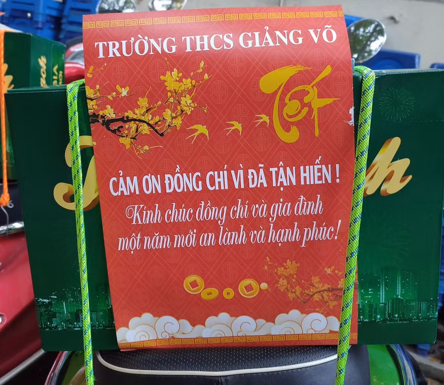 Lời chúc Tết và phần quà trên yên xe của mỗi giáo viên được Ban giám hiệu trường THCS Giảng Võ chuẩn bị.