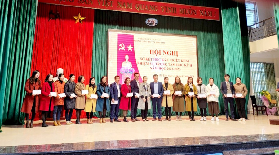 Bà Đỗ Thị Hương- Trưởng phòng GD&amp;ĐT huyện Việt Yên tặng quà cho giáo viên bồi dưỡng đội tuyển học sinh cấp tỉnh năm học 2022-2023.