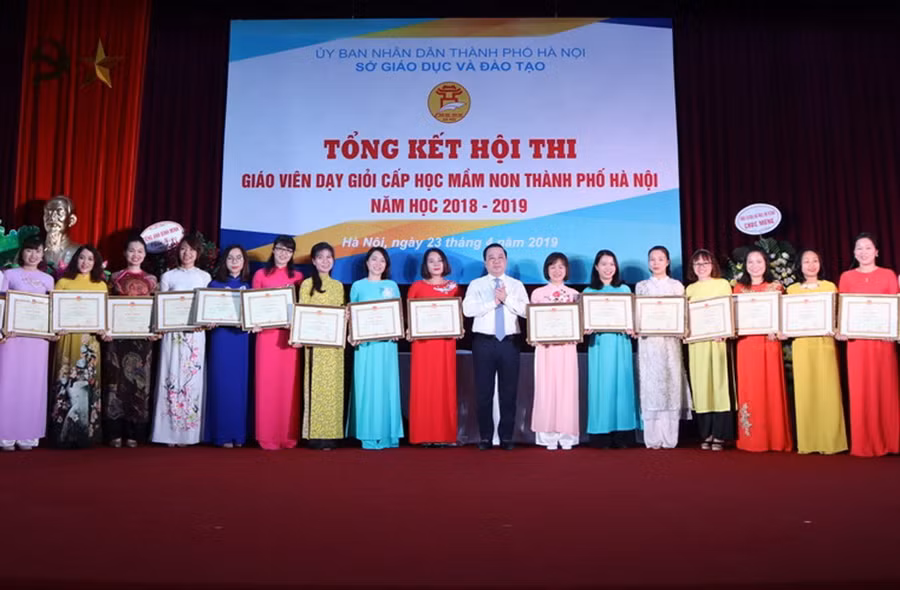 Giám đốc Sở GD&ĐT Hà Nội trao bằng khen cho các GV đoạt giải Nhất