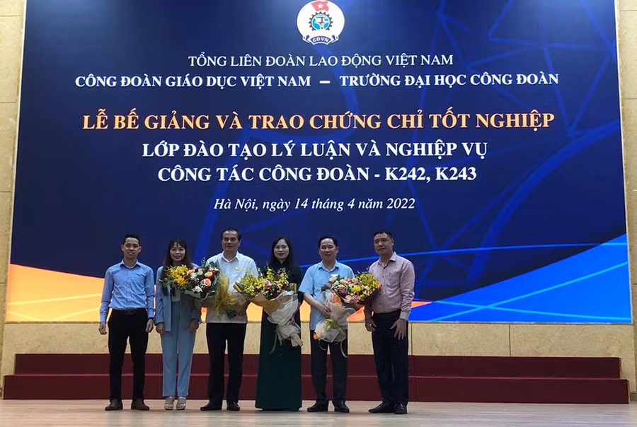 Học viên tặng hoa cảm ơn, tri ân Công đoàn Giáo dục Việt Nam và Trường Đại học Công đoàn