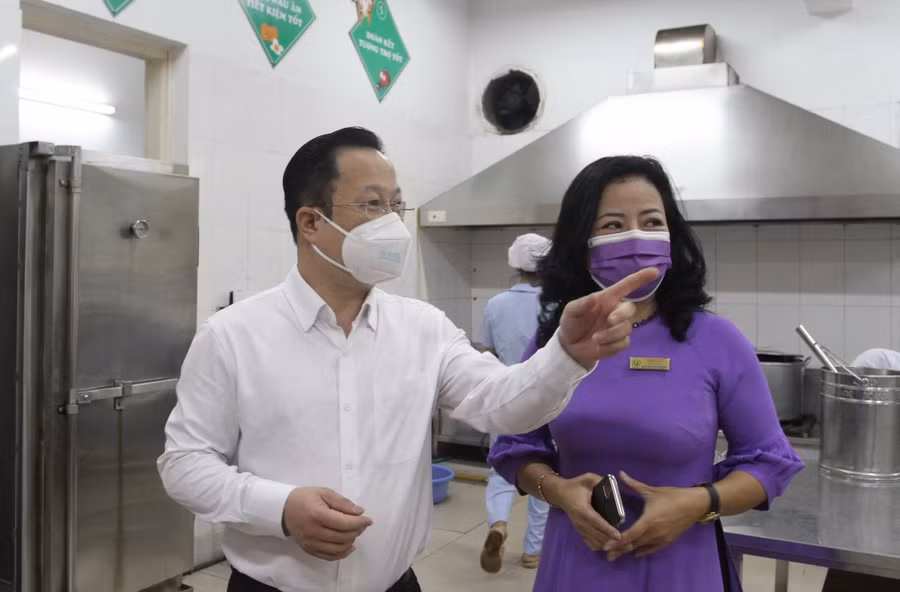Giám đốc Sở GD&amp;ĐT Hà Nội Trần Thế Cương kiểm tra bếp ăn bán trú Trường Mầm non Quỳnh Mai (quận Hai Bà Trưng)