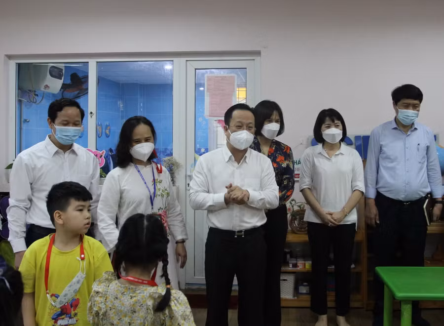 Giám đốc Sở GD&amp;ĐT Hà Nội Trần Thế Cương kiểm tra tại Trường mầm non Việt - Bun (quận Hai Bà Trưng)