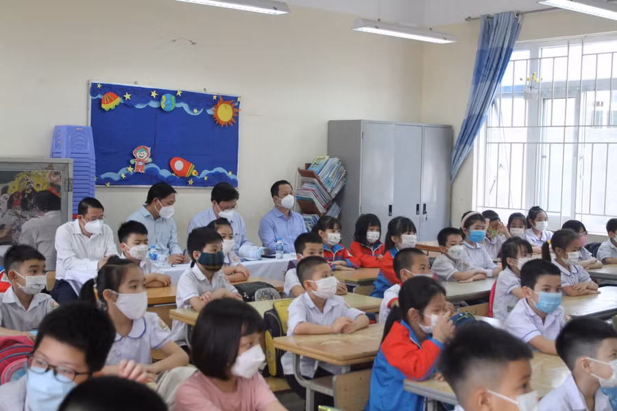 Thứ trưởng Nguyễn Hữu Độ cùng lãnh đạo Sở GD&amp;ĐT Hà Nội dự giờ một lớp học