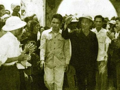 Bác Hồ đi thăm một hợp tác xã ở Nam Ðịnh năm 1959. Người đi bên phải Bác là ông Phan Văn Xoàn, lúc ấy là cận vệ của Bác - Ảnh tư liệu