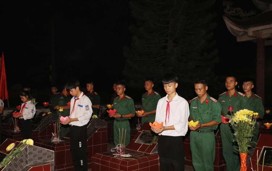 Đoàn viên, học sinh, quân nhân dâng hoa, dâng hương tưởng nhớ các Anh hùng Liệt sĩ. Đoàn viên, học sinh, quân nhân dâng hoa, dâng hương tưởng nhớ các Anh hùng Liệt sĩ.
