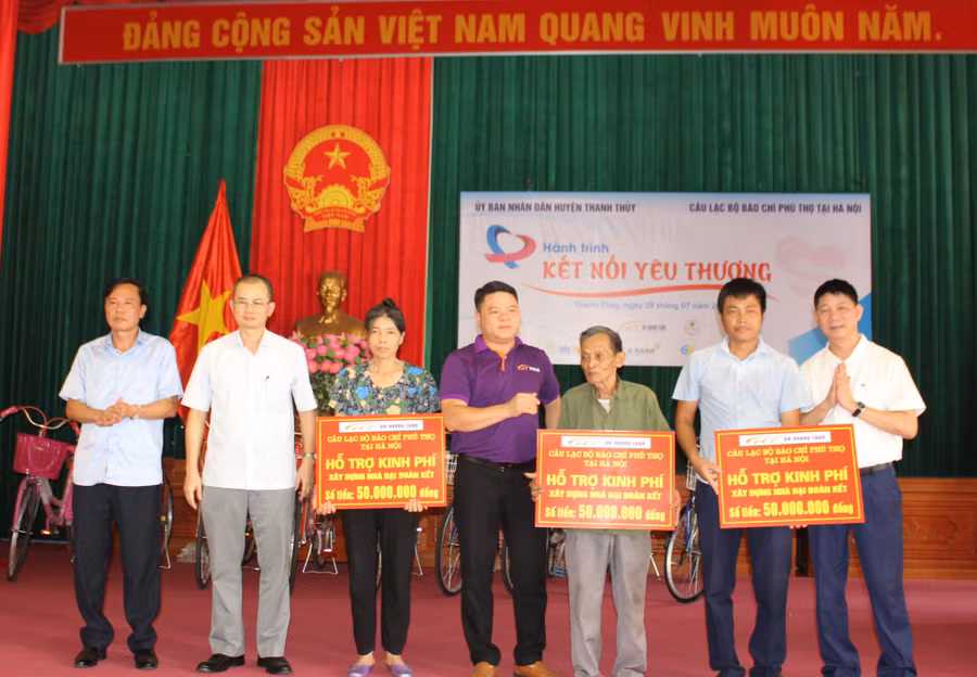 Ban tổ chức chương trình trao tặng hỗ trợ kinh phí để xây dựng nhà cho gia đình có hoàn cảnh khó khăn.