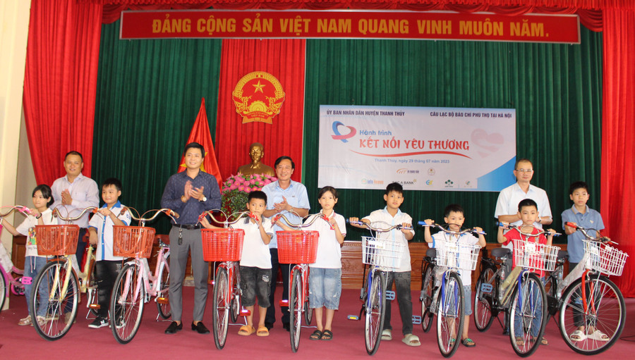 CLB báo chí Phú Thọ tại Hà Nội cùng đơn vị tài trợ tặng xe đạp cho học sinh. CLB báo chí Phú Thọ tại Hà Nội cùng đơn vị tài trợ tặng xe đạp cho học sinh.