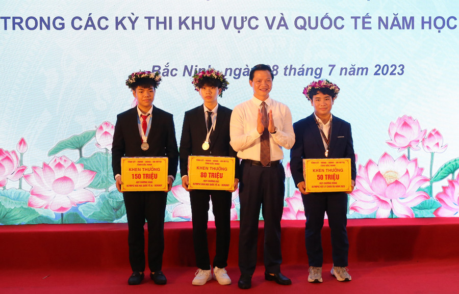 Phó Chủ tịch Thường trực UBND tỉnh Bắc Ninh - Vương Quốc Tuấn khen thưởng các em học sinh giỏi đoạt giải khu vực. Phó Chủ tịch Thường trực UBND tỉnh Bắc Ninh - Vương Quốc Tuấn khen thưởng các em học sinh giỏi đoạt giải khu vực.