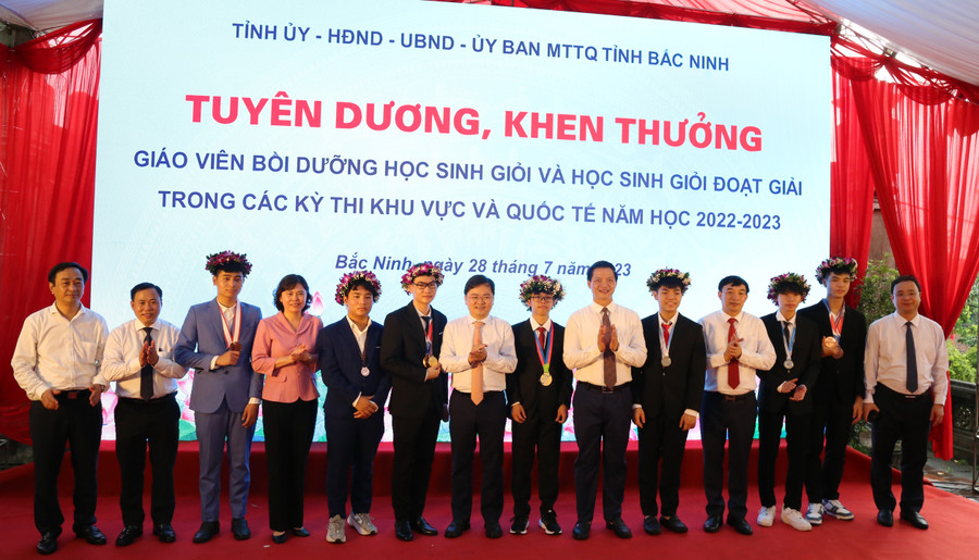 Lãnh đạo tỉnh Bắc Ninh chúc mừng các em học sinh đoạt giải trong các kỳ thi khu vực và quốc tế. Lãnh đạo tỉnh Bắc Ninh chúc mừng các em học sinh đoạt giải trong các kỳ thi khu vực và quốc tế.