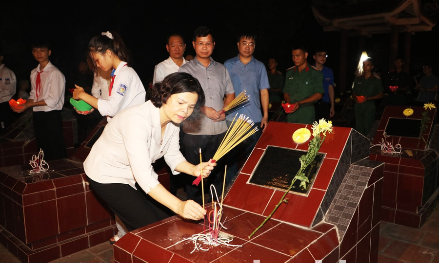 Chủ tịch UBND tỉnh Bắc Ninh - Nguyễn Hương Giang thắp nến tri ân tại nghĩa trang liệt sĩ xã Đông Cứu (huyện Gia Bình). Chủ tịch UBND tỉnh Bắc Ninh - Nguyễn Hương Giang thắp nến tri ân tại nghĩa trang liệt sĩ xã Đông Cứu (huyện Gia Bình).