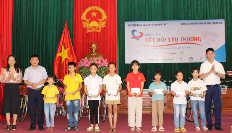 Trao học bổng cho học sinh giỏi năm học 2022 -2023. Trao học bổng cho học sinh giỏi năm học 2022 -2023.