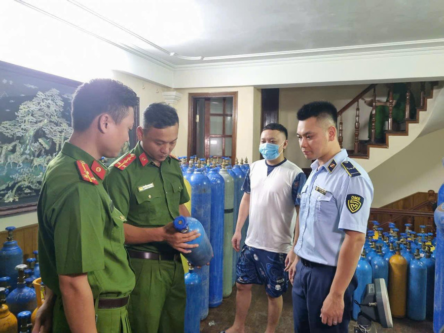Cơ quan chức năng kiểm tra số bình khí N2O.