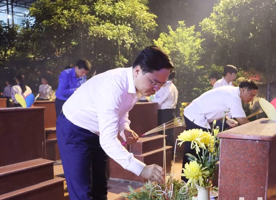 Bí thư Tỉnh ủy Bắc Ninh - Nguyễn Anh Tuấn thắp hương lên các phần mộ liệt sĩ tại Nghĩa trang liệt sỹ xã Long Châu (huyện Yên Phong).