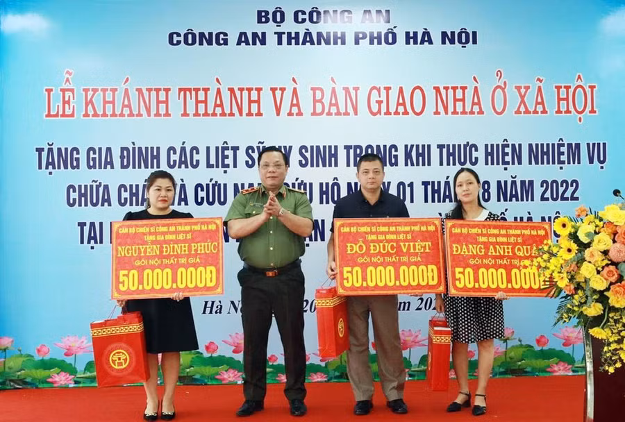 Trung tướng Nguyễn Hải Trung, Giám đốc Công an TP Hà Nội trao quà tặng các gia đình liệt sĩ.