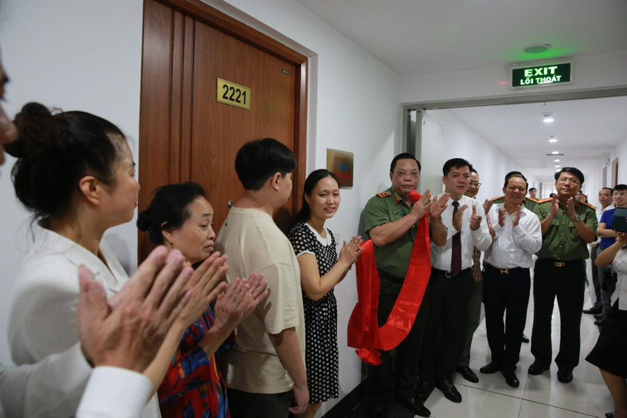 Thân nhân gia đình liệt sĩ xúc động đón nhận món quà ý nghĩa, thiết thực. Thân nhân gia đình liệt sĩ xúc động đón nhận món quà ý nghĩa, thiết thực.