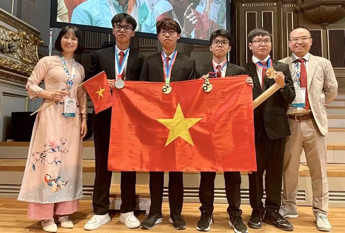 Từ trái sang phải: PGS.TS. Nguyễn Thị Thu Hà, Trưởng đoàn; em Mai Văn Đức, em Nguyễn Mạnh Khôi, em Nguyễn Kim Giang, em Đinh Cao Sơn, TS. Phạm Văn Phong, Phó trưởng đoàn.