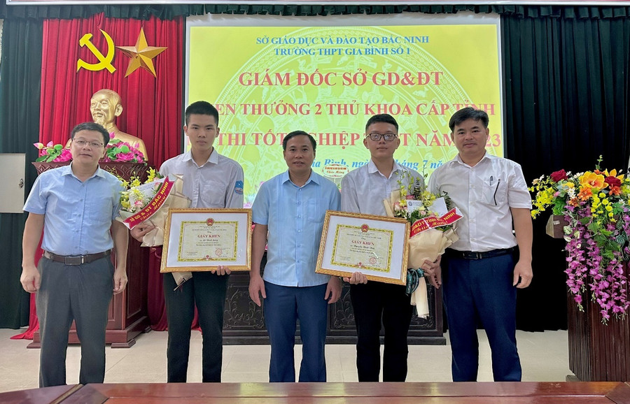 Lãnh đạo Sở GD&ĐT Bắc Ninh cùng phòng chuyên môn của Sở tặng Giấy khen cho 2 thủ khoa Nguyễn Khắc Thái và Lê Đình Sáng. Lãnh đạo Sở GD&ĐT Bắc Ninh cùng phòng chuyên môn của Sở tặng Giấy khen cho 2 thủ khoa Nguyễn Khắc Thái và Lê Đình Sáng.