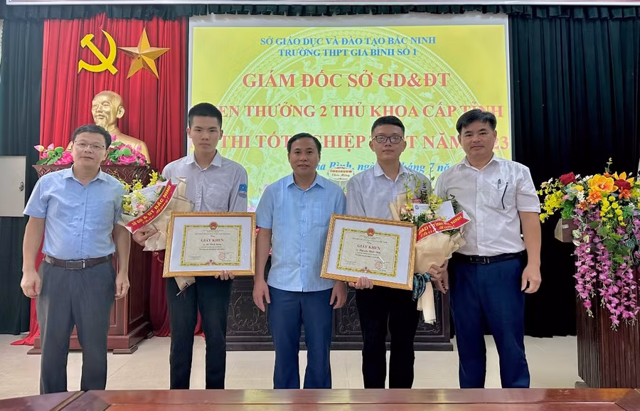 Lãnh đạo Sở GD&ĐT Bắc Ninh cùng phòng chuyên môn của Sở tặng Giấy khen cho 2 thủ khoa Nguyễn Khắc Thái và Lê Đình Sáng.