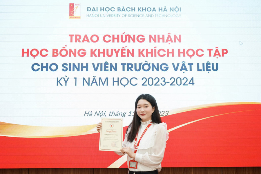 Thuỷ tại buổi lễ trao chứng nhận học bổng khuyến khích học tập. Ảnh NVCC. Thuỷ tại buổi lễ trao chứng nhận học bổng khuyến khích học tập. Ảnh NVCC.
