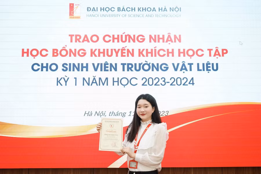 Thuỷ tại buổi lễ trao chứng nhận học bổng khuyến khích học tập. Ảnh NVCC.