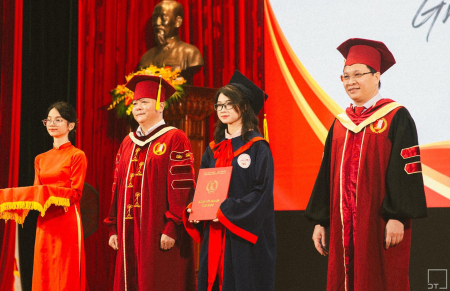 Thanh Nhàn trong lễ tốt nghiệp. Ảnh NVCC. Thanh Nhàn trong lễ tốt nghiệp. Ảnh NVCC.