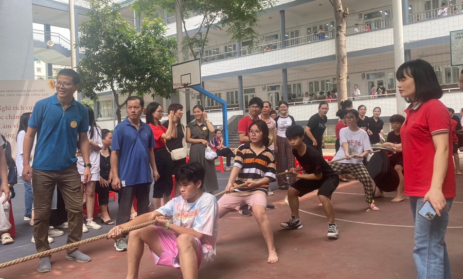 Học trò tham gia hoạt động thể thao do nhà trường tổ chức. Học trò tham gia hoạt động thể thao do nhà trường tổ chức.