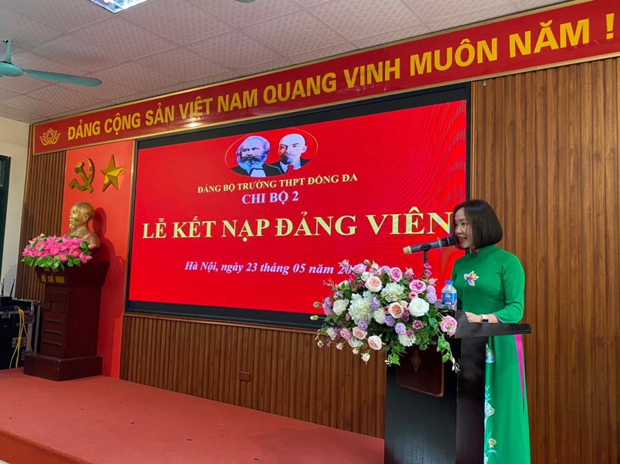 Cô Trần Thị Bích Hợp - Hiệu trưởng Trường THPT Đống Đa phát biểu. Ảnh Đức Duy