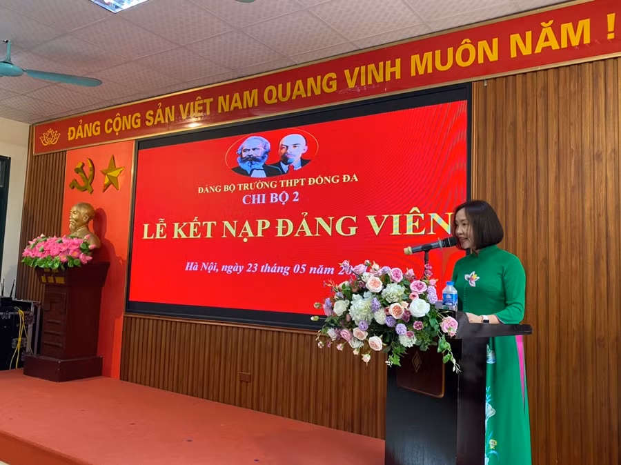 Cô Trần Thị Bích Hợp - Hiệu trưởng Trường THPT Đống Đa phát biểu. Ảnh Đức Duy