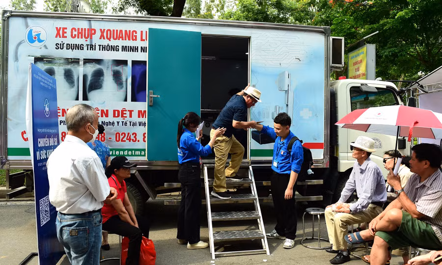 Hình ảnh người dân được khám trong buổi lễ ra quân.