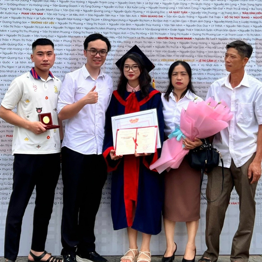 Thanh Nhàn cùng gia đình của mình. Thanh Nhàn cùng gia đình của mình.