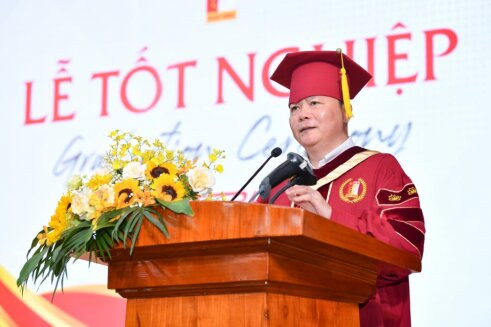 PGS.TS Nguyễn Phong Điền – Phó Giám đốc Đại học Bách khoa Hà Nội phát biểu tại lễ tốt nghiệp. Ảnh DT. PGS.TS Nguyễn Phong Điền – Phó Giám đốc Đại học Bách khoa Hà Nội phát biểu tại lễ tốt nghiệp. Ảnh DT.