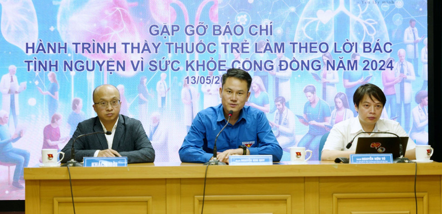 Ban tổ chức trao đổi với báo chí.