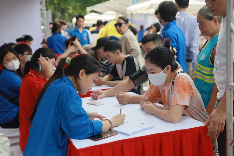 Hơn 2000 người dân là những người có công, gia đình chính sách, người có hoàn cảnh khó khăn, lao động tự do được khám miễn phí.