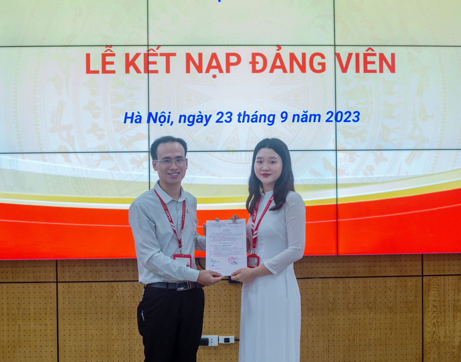 Tháng 9/2023, Thuỷ được kết nạp Đảng. Ảnh NVCC. Tháng 9/2023, Thuỷ được kết nạp Đảng. Ảnh NVCC.