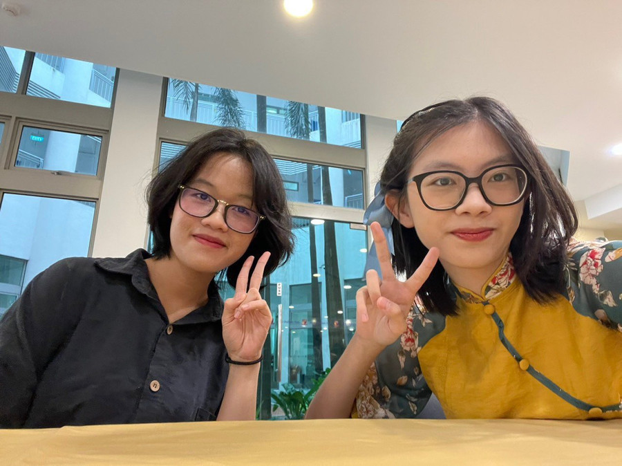 Phùng Thị Mỹ Uyên (bên trái) – một học sinh mà cô đã dạy suốt các năm học tiểu học. Phùng Thị Mỹ Uyên (bên trái) – một học sinh mà cô đã dạy suốt các năm học tiểu học.