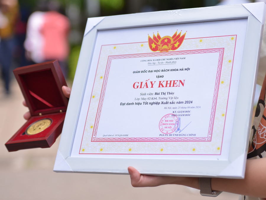 Thành quả sau 4,5 năm nỗ lực học tập của tân kỹ sư Bùi Thị Thuỳ.